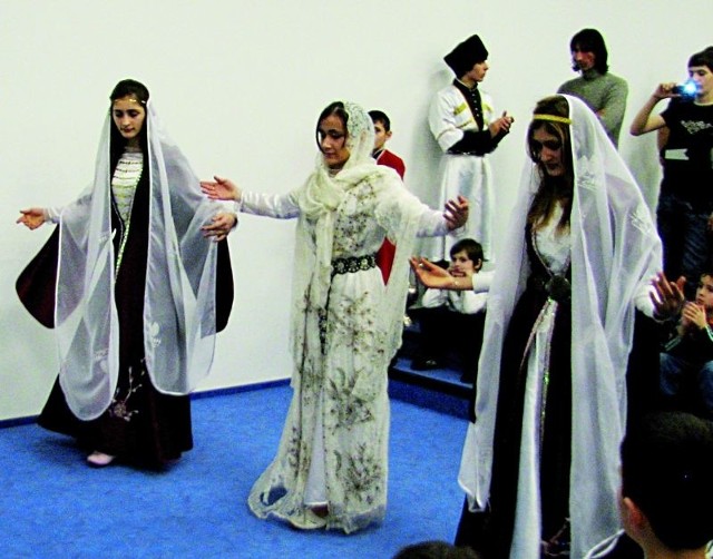 Narodowe tańce czeczeńskie prezentowała kaukaska grupa "Dzieci Wajnachów&#8221;. Towarzyszyło jej klaskanie i wspólna zabawa gości.