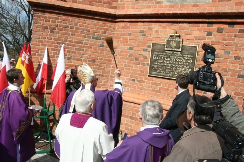 Odsłonięcie tablicy we Włocławku upamiętniającej ofiary smoleńskiej tragedii