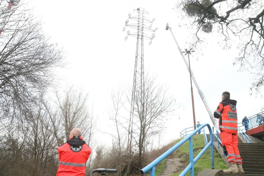 Poranny paraliż Wrocławia. Mężczyzna skoczył ze słupa energetycznego, zginął na miejscu (ZDJĘCIA)