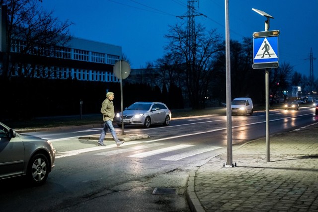 Prace związane z doświetleniem przejść dla pieszych dobiegają końca. Słupy z zestawami lamp zostały zamontowane przy pasach m.in. na ul. Fordońskiej, Nakielskiej, Kamiennej i Szubińskiej.