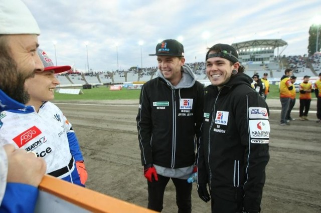 Tai Woffinden (z prawej) pierwszy swój tytuł IMŚ zdobył w 2013 roku, jako 23-latek. Teraz jedzie po drugi. Obok Michael Jepsen Jensen, który może wypaść i z cyklu, i ze składu wicemistrzów Polski.