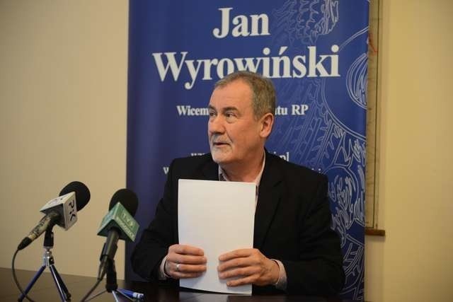 Jan Wyrowiński konferencja prasowa o Polskim CukrzeJan Wyrowiński wicemarszałek Senatu