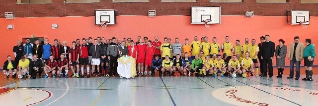 Pamiątkowe zdjęcie wszystkich uczestników jubileuszowego turnieju charytatywnego w Daleszycach, razem z organizatorami.