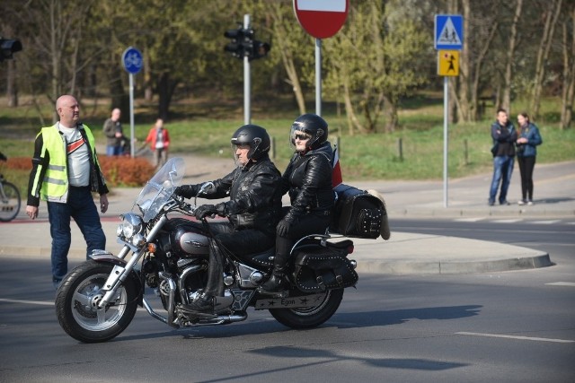 - W ramach otwarcia sezonu i imprezy Motocykle wypędzają zimę z miasta, ulicami Torunia przejechała niezwykła parada. Uczestnicy udali się spod Areny Toruń do pobliskiego Zalesia.