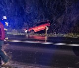 Wypadek w Ostrorogu. Pijany kierowca samochodu osobowego uderzył w słup telekomunikacyjny