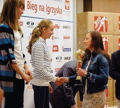 Justyna Kowalczyk wręczyła wczoraj puchary najlepszym zawodnikom "Biegu na igrzyska" Fot. Michał Klag