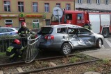 Wypadek na Pułaskiego. VW passat wjechał pod tramwaj [ZDJĘCIA]