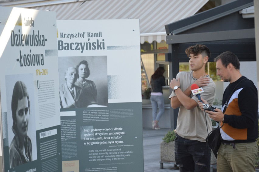 Odsłonięcie wystawy "Pokolenia Baczyńskiego" na Placu...