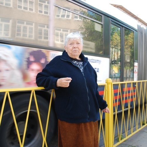 - Od wielu lat urzędnicy tylko obiecują zrobienie przystanku w tym miejscu i tylko obiecują - mówi Irena Prażmowska. - A dla starszych ludzi taka wyprawa po zakupy, to istna katorga.