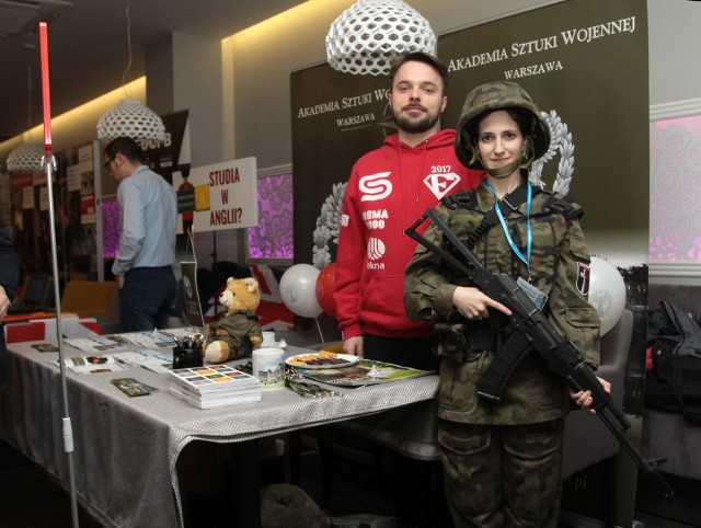 Alicja Drzazga (z prawej) i Adam Jankowski namawiali na studia na Akademii Sztuki Wojennej w Warszawie.