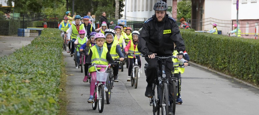 Niepołomice promują zrównoważony transport. Warsztaty rowerowe pod okiem policji [ZDJĘCIA]