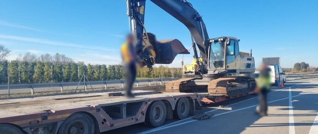 Wstrzymany transport nienormatywny przez patrol mazowieckiej Inspekcji Transportu Drogowego. Pod Grójcem koparka gąsienicowa musiała zostać przeładowana na naczepę o większej liczbie osi.