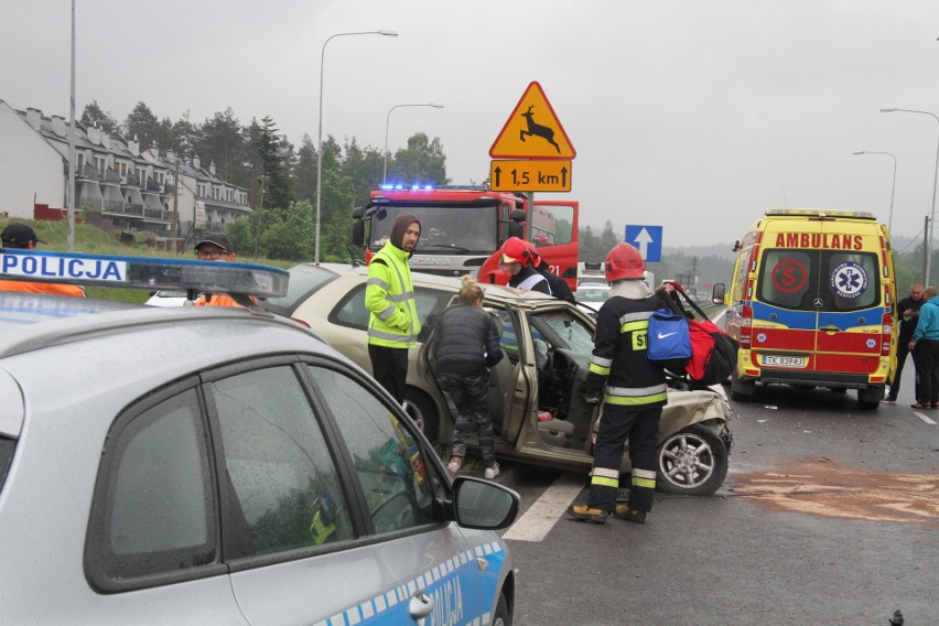 Groźny wypadek na drodze krajowej 73 w Wiśniówce koło Kielc. Dwie osoby ranne 
