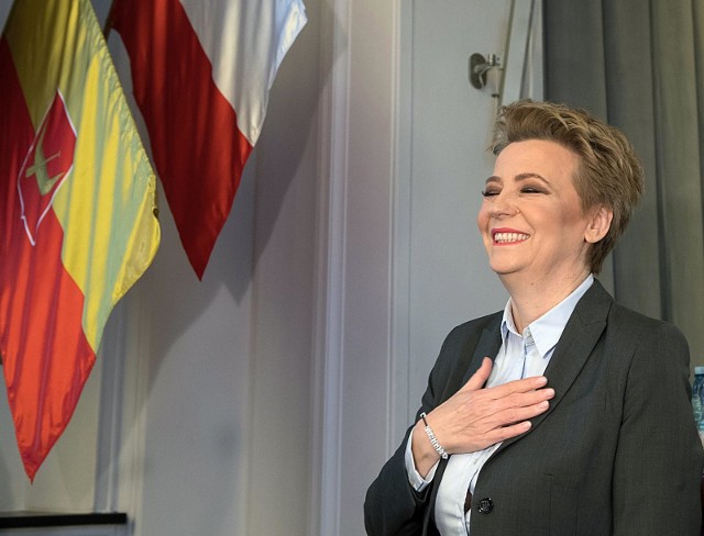 Prezydent Łodzi Hanna Zdanowska (PO) zarobiła w 2019 r. mniej niż rok wcześniej - wynika z jej najnowszego oświadczenia o stanie majątku. Ma natomiast wyższe oszczędności niż w 2018 r.CZYTAJ DALEJ NA NASTĘPNYM SLAJDZIE