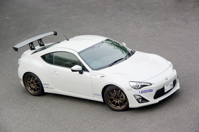 Toyota GT86 z zawieszeniem od KWFot: KW