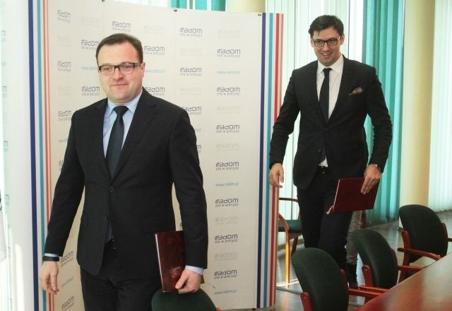Wiceprezydent Konrad Frysztak (z prawej) i prezydent Radosław Witkowski o mieszkaniach na wynajem mówili podczas czwartkowej konferencji prasowej.