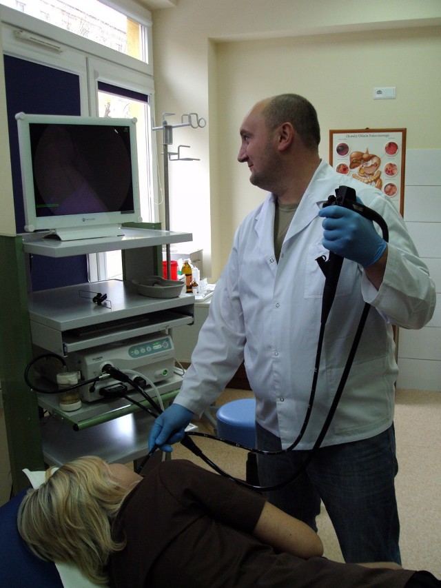 Dr n. med. Norbert Sławeta z Przychodni Artimed, podczas zabiegu gastroskopii z użyciem nowoczesnego wideogastroskopu. 