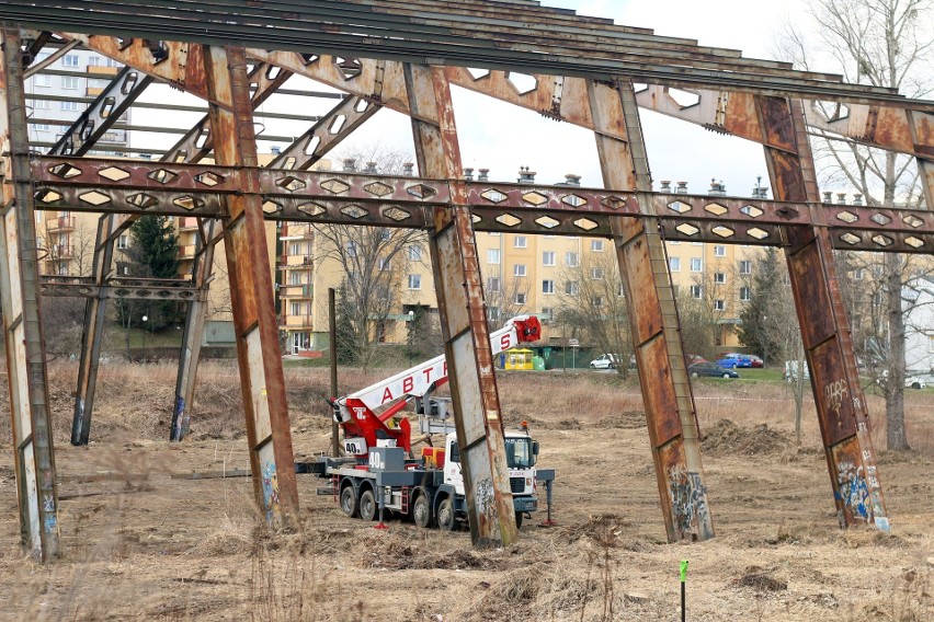 Stalowa konstrukcja niedoszłej hali sportowej przy ul....