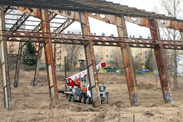 Stalowa konstrukcja niedoszłej hali sportowej przy ul. Jutrzenki przez dziesiątki lat straszyła swoim wyglądem. Ma być rozebrana w ciągu dwóch najbliższych tygodni