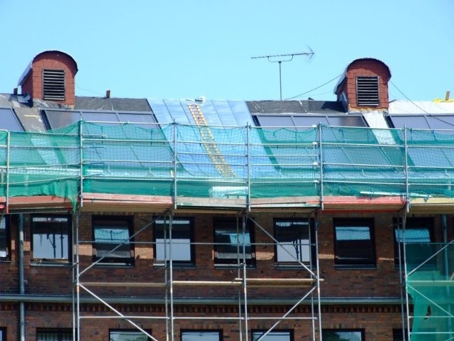 Kolektory słoneczne są już zamontowane na dachu szpitala.
