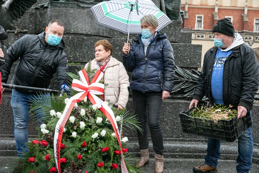 Krakowskie kwiaciarki z Rynku Głównego złożyły kwiaty pod...