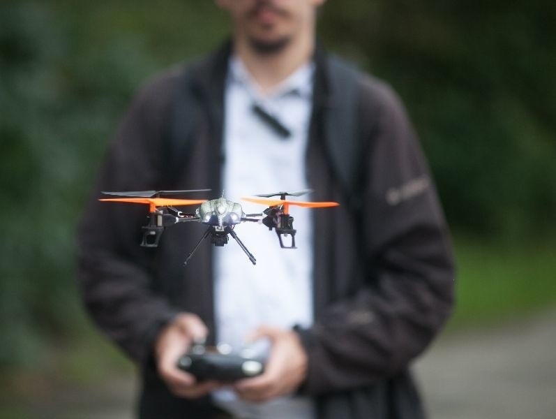 Prywatni detektywi mają groźną broń. Z dronem na akcję