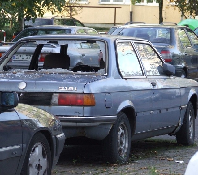 Na parkingu przy ul. Kolejowej od dawna stoi zniszczone bmw. Bawią się w nim dzieci, ktoś powybijał w nim szyby. Straż miejska ustala jego nowego właścicela