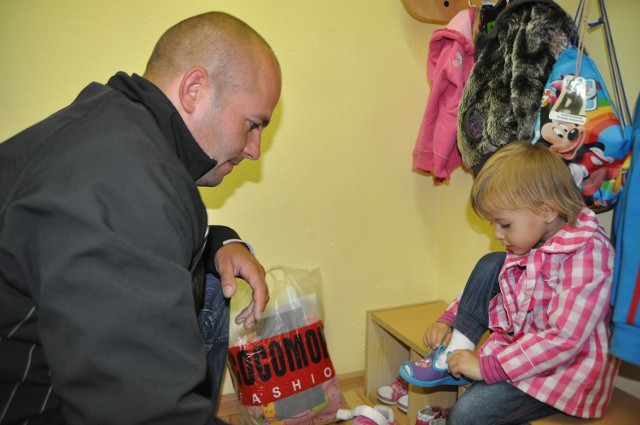 Dla 3-latka ważne jest jak na rozstanie zareagują rodzice, należy pamiętać aby pożegnanie w szatni było krótkie i spokojne.