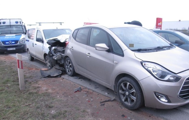 Jak już informowaliśmy, wczoraj w miejscowości Rybitwy (gmina Pakość) doszło do kolizji z udziałem trzech autDo zdarzenia doszło około godziny 15.- Policjanci ustalili, że kierujący samochodem marki Dacia uderzył w poprzedzający go samochód matki Opel Astra, który to uderzył w samochód marki Hyundai. Kierowcy wszystkich pojazdów uczestniczących w kolizji byli trzeźwi - relacjonuje asp. szt. Izabella Drobniecka z inowrocławskiej policji.Z uwagi na to, że policjanci uznali w zdarzeniu winę 30-letniego kierującego dacią, zatrzymali jego prawo jazdy za rażące naruszenie przepisów ruchu drogowego i spowodowanie zagrożenia w ruchu. - Może to skutkować wobec niego orzeczeniem przez sąd, zakazem prowadzenia pojazdów - dodaje Drobniecka. Z uwagi na uszkodzenia w pojazdach policjanci zatrzymali dowody rejestracyjne wszystkich trzech samochodów.