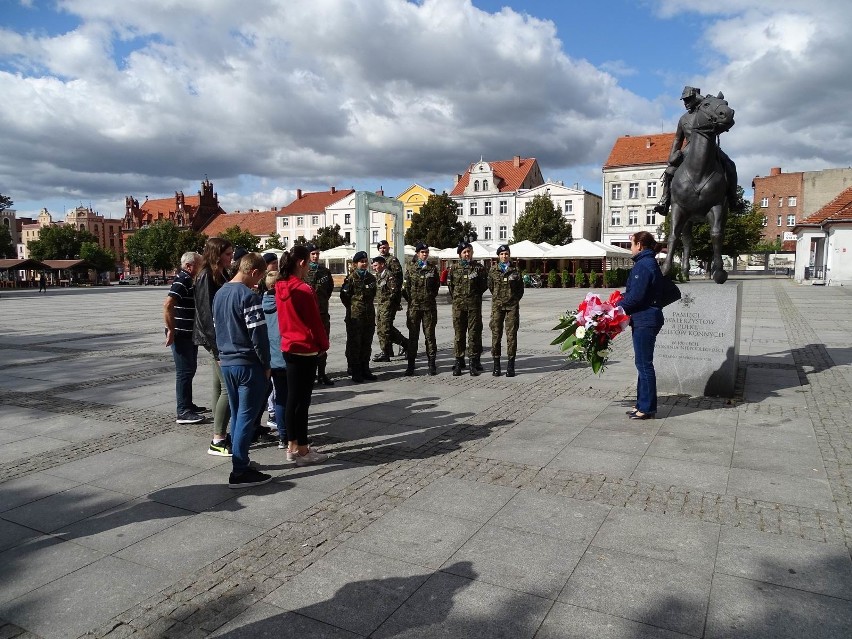 Uczestnicy "Marszu pamięci" złożyli kwiaty pod pomnikami i...