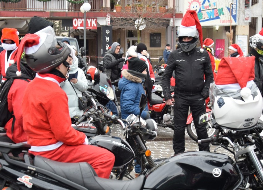 Motomikołaje 2021 w Ostrołęce. Święci Mikołajowie na motocyklach nie zawiedli najmłodszych. 4.12.2021. Zdjęcia