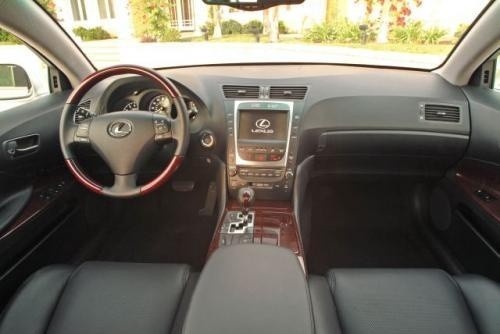Fot. Lexus: Wnętrze Lexusa, chociaż zaprojektowane w nieco...