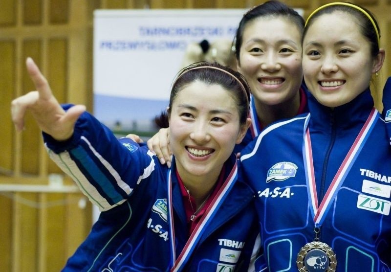 Jia Jun - z lewej, z koleżankami z drużyny Nan Ying (w...