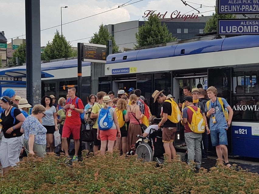 Burza nad Krakowem. Morze pielgrzymów w pelerynach [ZDJĘCIA]