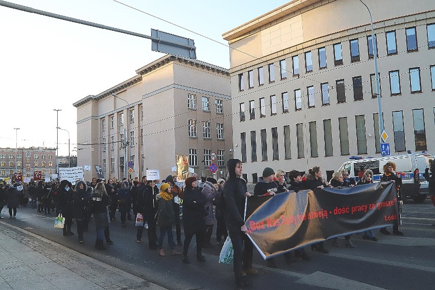 Kiluset protestujących pracowników sądu przemaszerowało...