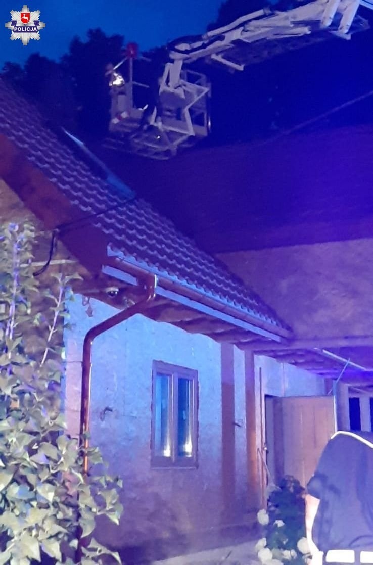 Akcja służb w gminie Horodło. Włamywacz ukrył się na dachu, za kominem. Był pobudzony, nie chciał zejść