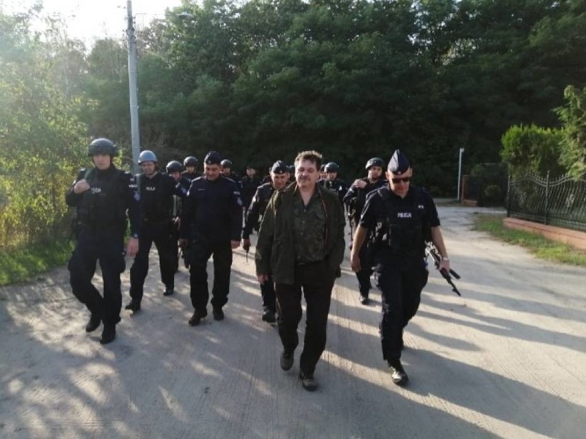 Duże siły policyjne pojawiły się we wtorek w Puszczy...