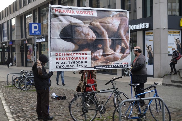 Aktywiści mieli ze sobą transparenty przedstawiające zdjęcia abortowanych dzieci.
