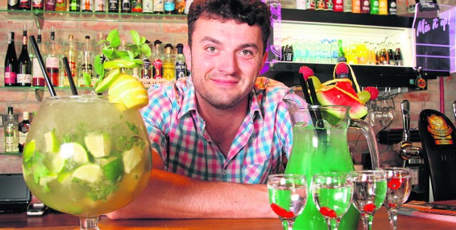 Paweł Chwastowski, barman w kieleckim gastrobarze Renament prezentuje zupełnie nowe, niepowtarzalne drinki, które niedawno zagościły w menu lokalu.