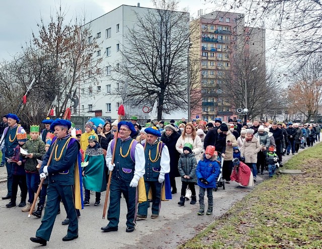 Orszak Trzech Króli w Dąbrowie Górniczej-Gołonogu Zobacz kolejne zdjęcia/plansze. Przesuwaj zdjęcia w prawo naciśnij strzałkę lub przycisk NASTĘPNE