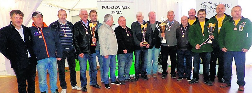 Janusz Papkala (z lewej) i gracze trzech zwycięskich ekip....