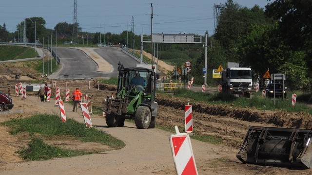 To największa inwestycja drogowa Koszalina w ostatnich latach pod względem zakresu robót. Od ronda gen. Maczka do ul. Francuskiej i dawnej pętli powstanie zupełnie nowa droga, ok. 1,5 km.Czytaj więcejUlica Władysława IV zmienia obliczeZobacz także Podpisanie umowy dotyczącej ul. Władysława IV w Koszalinie