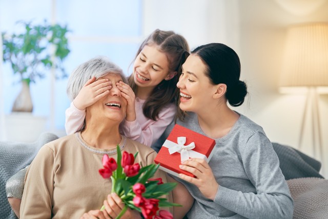Szukasz życzeń, które można napisać kochanym dziadkom sms-em lub  na kartce z życzeniami? Poznaj nasze propozycje. Rymowane życzenia, krótsze i dłuższe oraz wierszyki na Dzień Babci i Dzień Dziadka 2023. O czym warto pamiętać składając życzenia?
