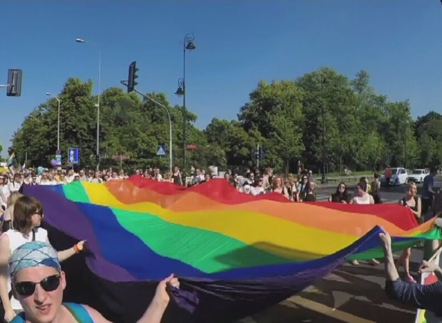 "Równe prawa - wspólna sprawa". Parada Równości przeszła ulicami Warszawy