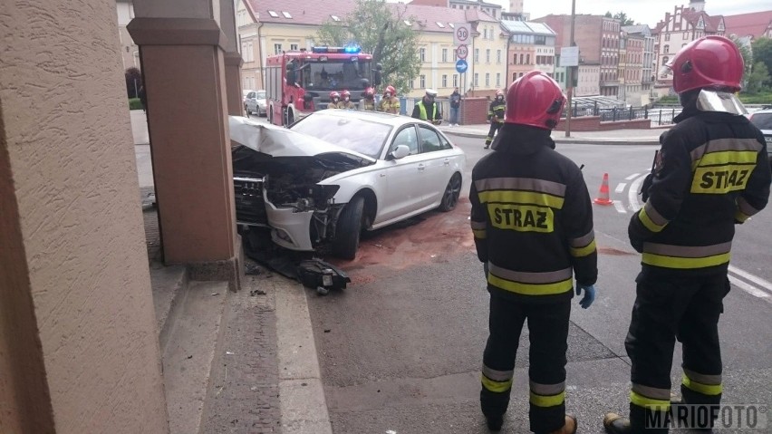 Pijany kierowca audi wjechał w filar hotelu Piast w Opolu