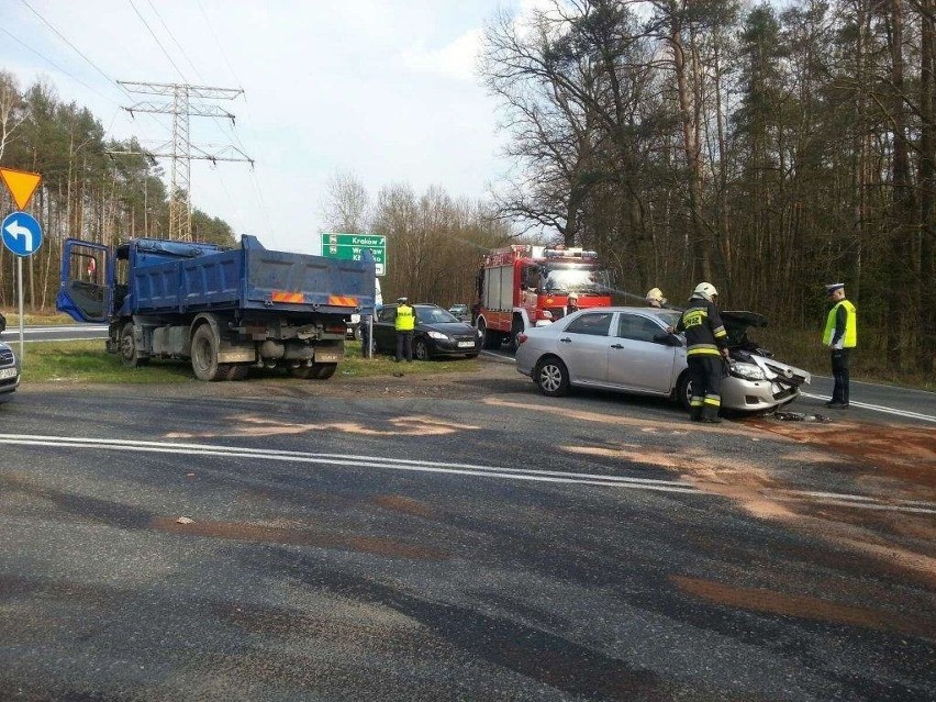 Ciężarówka zderzyła się z toyotą.