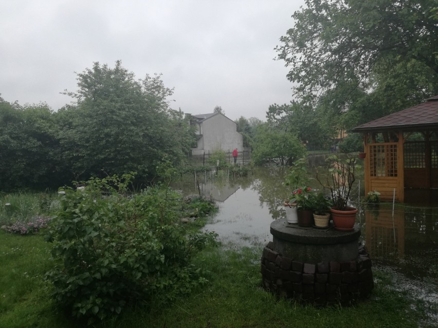 Kraków-Bieżanów tonie pod hektolitrami wody. Dzielnica walczy z powodzią