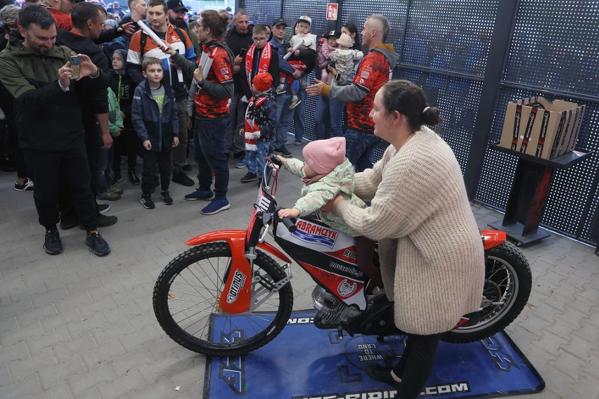 W piątek kibice Abramczyk Polonii najpierw mogli zobaczyć...