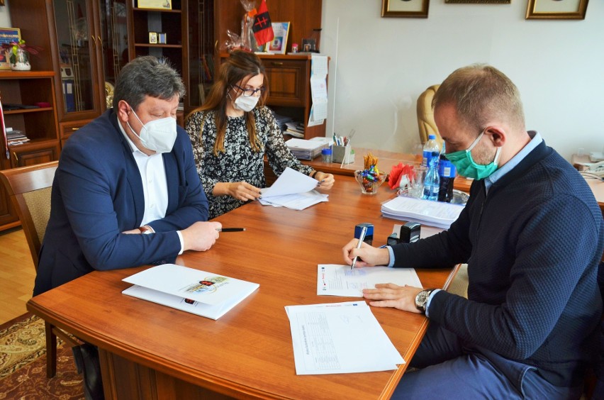 Gmina Skaryszew podpisała umowę z wykonawcą na duży projekt o wdrażaniu energii odnawialnej, w tym montaż instalacji solarnych