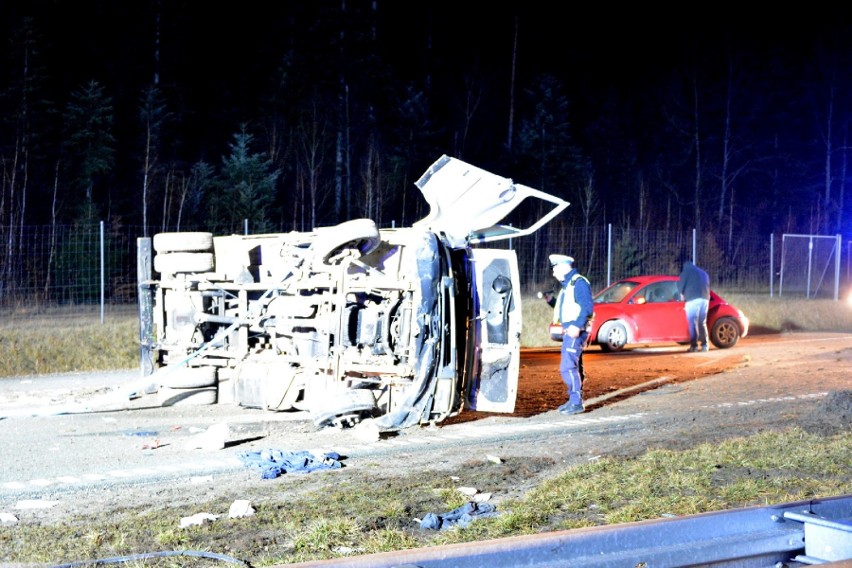 Obwodnica Kielc na ekspresowej drodze numer 7. Bus uderzył w bariery Jedna osoba nie żyje, dwie są ranne (ZDJĘCIA, WIDEO)